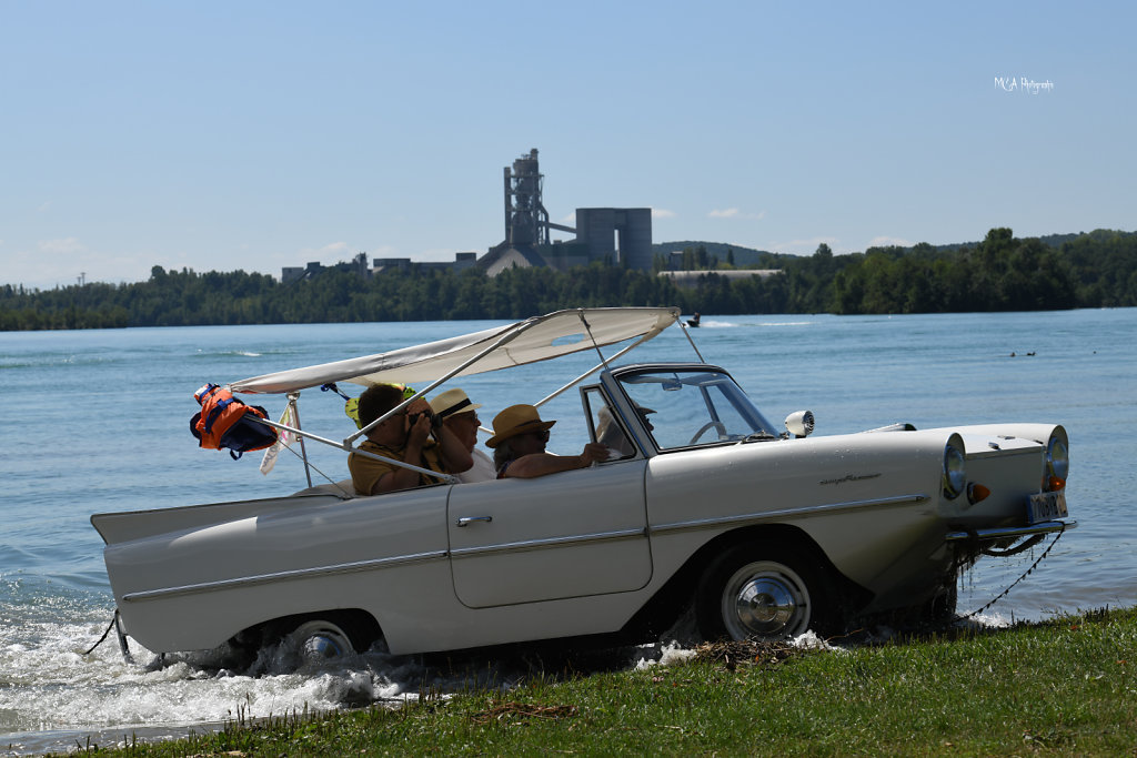 Une Automobile sur l'eau  